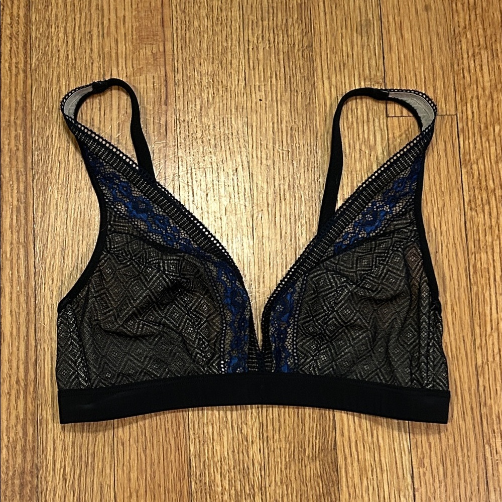 b. tempt’d Black and Blue Lace Bralette Size Large